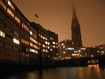 Nikolaifleet mit Nikolaikirchturm im Hintergrund